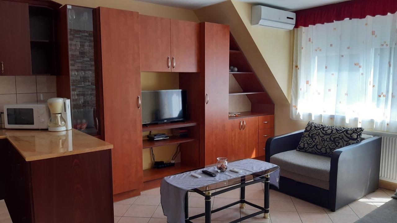 Elizabet Apartman A Belvarosban Szarvas Buitenkant foto
