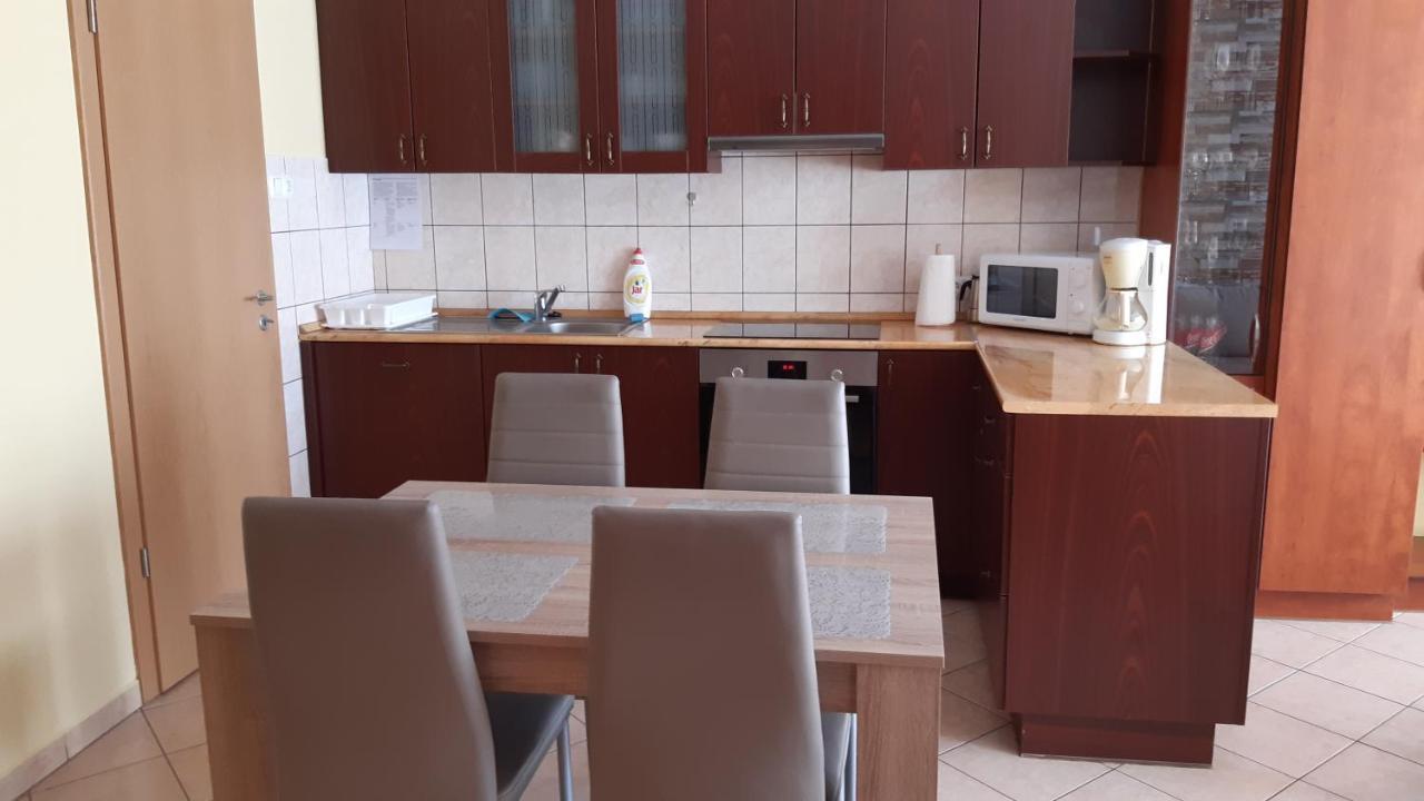 Elizabet Apartman A Belvarosban Szarvas Buitenkant foto