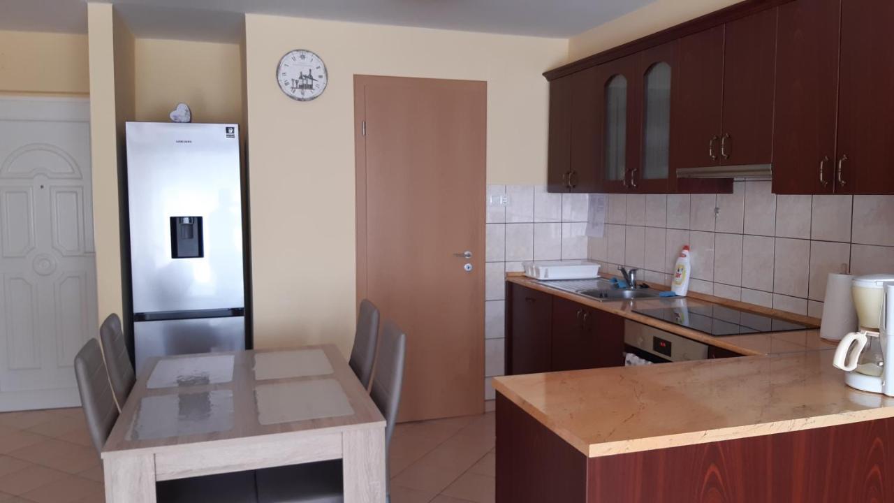 Elizabet Apartman A Belvarosban Szarvas Buitenkant foto